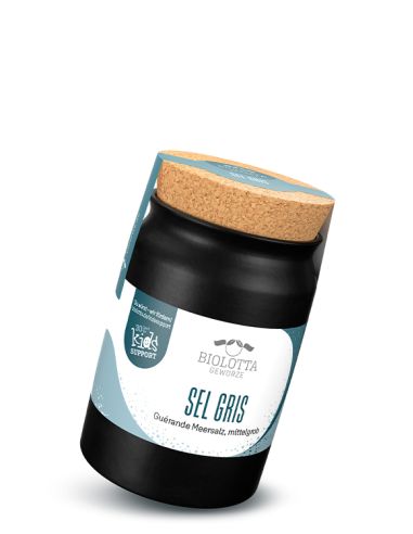 Schwarzes Keramiktöpfchen mit blau-weißem Etikett mit der Aufschrift „SEL GRIS“.