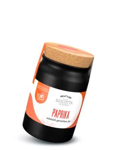 Schwarzes Keramiktöpfchen mit rot-weißem Etikett mit der Aufschrift „PAPRIKA“