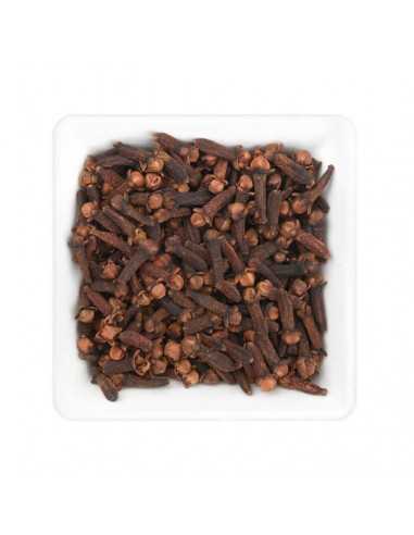 Weiße Schale gefüllt mit ganzen, dunkelbraunen Gewürznelken. Weiße Schale gefüllt mit ganzen, dunkelbraunen Gewürznelken.