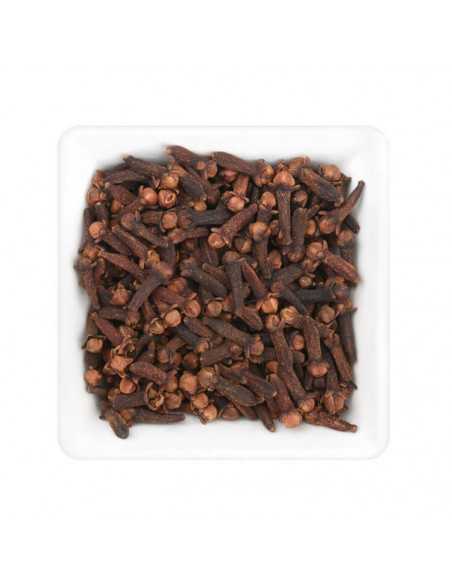 Weiße Schale gefüllt mit ganzen, dunkelbraunen Gewürznelken. Weiße Schale gefüllt mit ganzen, dunkelbraunen Gewürznelken.