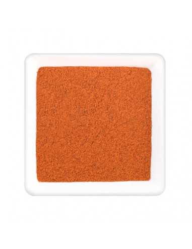 Quadratische weiße Schale gefüllt mit feinem, rotbraunem Paprikapulver.