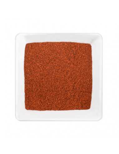 Rechteckiger Teller mit fein gemahlenem, rotbraunem Paprikapulver.