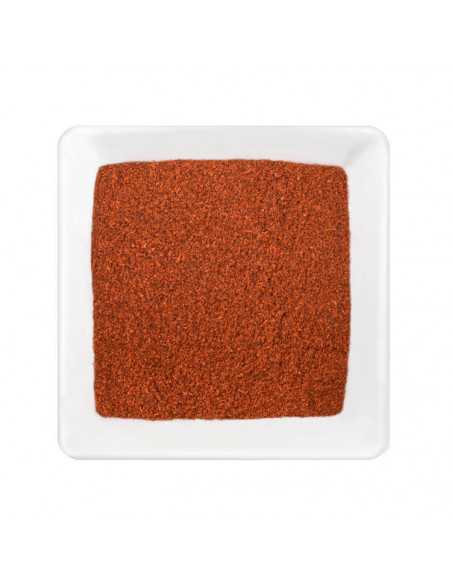 Rechteckiger Teller mit fein gemahlenem, rotbraunem Paprikapulver.