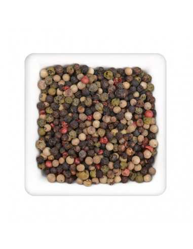 Quadratische weiße Schale mit bunten, ganzen Pfefferkörnern in Schwarz, Weiß, Grün und Rot. Quadratische weiße Schale mit bunten, ganzen Pfefferkörnern in Schwarz, Weiß, Grün und Rot.