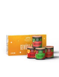 Vier bunte Bio-Pappdosen vor einer orangefarbenen Geschenkbox mit der Aufschrift „GEWÜRZ-BOX“.