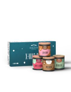 Vier bunte Bio-Pappdosen vor türkisfarbener Geschenkbox mit der Aufschrift „X-MAS-BOX“.