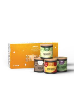 Vier bunte Bio-Pappdosen vor einer orangefarbenen Geschenkbox mit der Aufschrift „Gewürz-Box“.