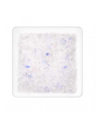 Quadratischer Teller mit weißlich-transparentem Salz und vereinzelten blauen Kristallen