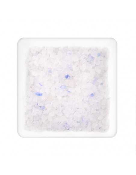 Quadratischer Teller mit weißlich-transparentem Salz und vereinzelten blauen Kristallen