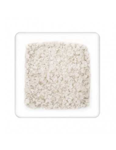 Quadratische Schale mit grobkörnigem, hellgrauem Meersalz