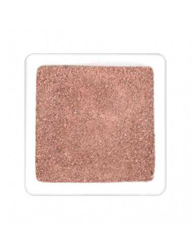 Quadratischer Teller mit fein gemahlenem, rötlich-braunem Schwarzsalz