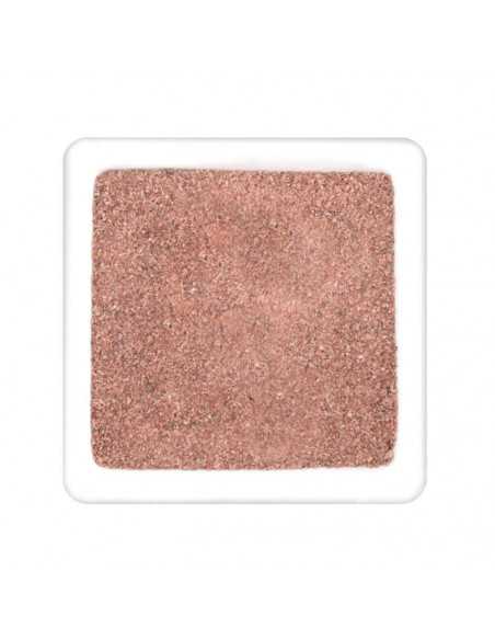 Quadratischer Teller mit fein gemahlenem, rötlich-braunem Schwarzsalz