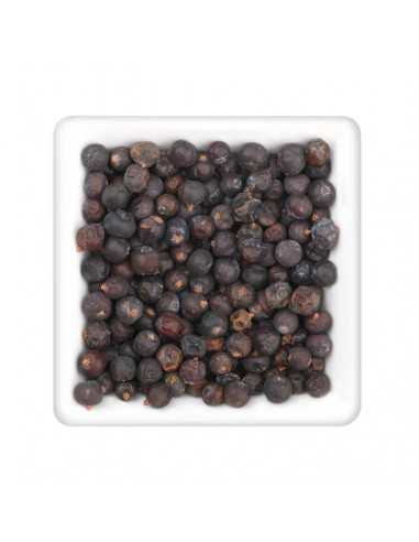 Quadratischer Teller mit vielen runden, dunkelvioletten Wacholderbeeren