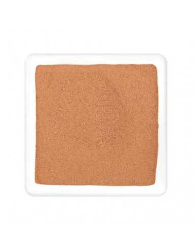 Quadratischer Teller mit feinem, hellbraunem Zimtpulver