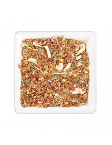 Quadratischer Teller mit grober, rot-grüner Gewürzmischung mit weißen Stücken und Salzflocken
