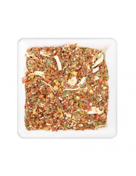 Quadratischer Teller mit grober, rot-grüner Gewürzmischung mit weißen Stücken und Salzflocken