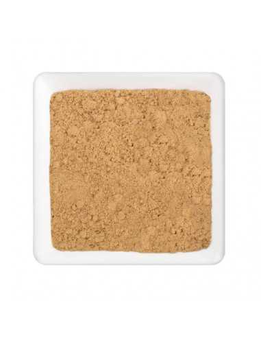 Heller, feiner Gewürzpulver-Haufen in quadratischer weißer Schale