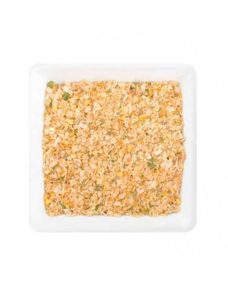Quadratischer Teller mit grober, orange-gelber Gewürzmischung
