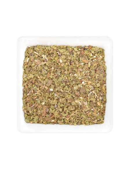 Quadratischer Teller mit grünlich-brauner, grobblättriger Gewürzmischung Quadratischer Teller mit grünlich-brauner, grobblättriger Gewürzmischung