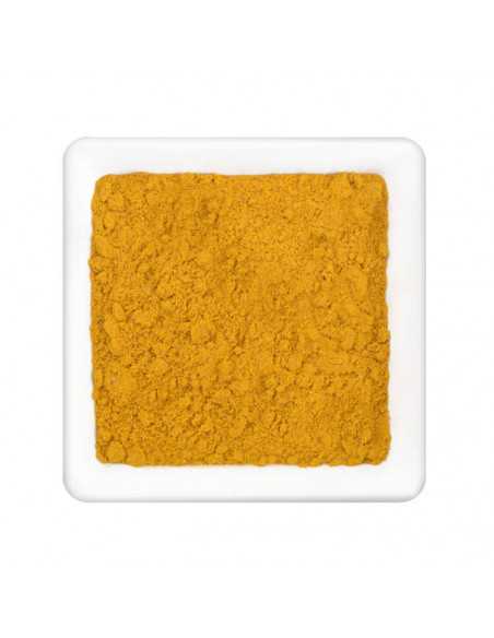 Quadratischer Teller mit fein gemahlenem, gelborangem Currypulver