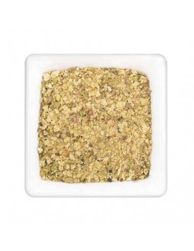 Quadratischer Teller mit grober, gelblich-beiger Gewürzmischung mit getrockneten Kräutern und Salzflocken