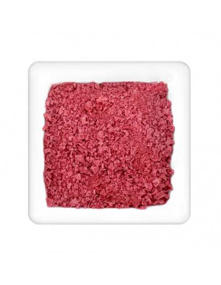 Quadratischer Teller mit groben, intensiv rosafarbenen Salzflocken