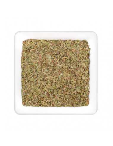 Quadratischer Teller mit fein geschnittener, grüner Kräutermischung Quadratischer Teller mit fein geschnittener, grüner Kräutermischung