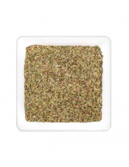 Quadratischer Teller mit fein geschnittener, grüner Kräutermischung Quadratischer Teller mit fein geschnittener, grüner Kräutermischung