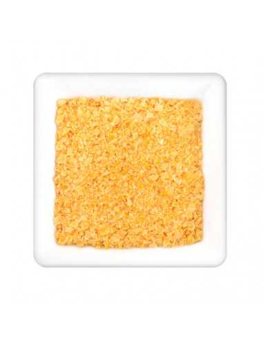 Quadratischer Teller mit grober, leuchtend gelber Gewürzmischung aus Salzflocken und Kurkumastückchen