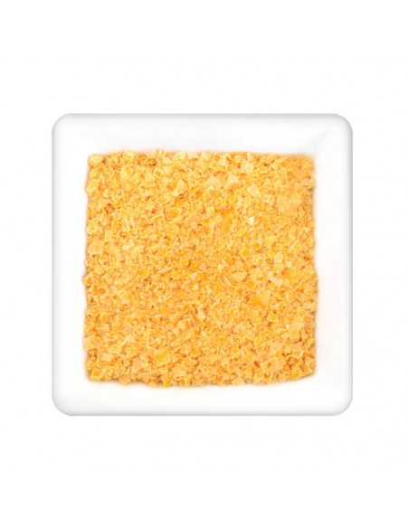 Quadratischer Teller mit grober, leuchtend gelber Gewürzmischung aus Salzflocken und Kurkumastückchen