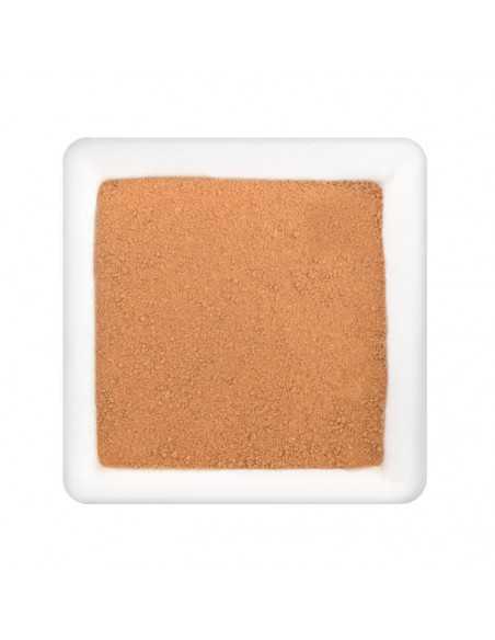 Quadratischer Teller mit feinem, hellbraunem Pulver