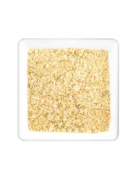 Quadratischer Teller mit grober, hellgelber Gewürzmischung aus Salzflocken und Kräuterstückchen