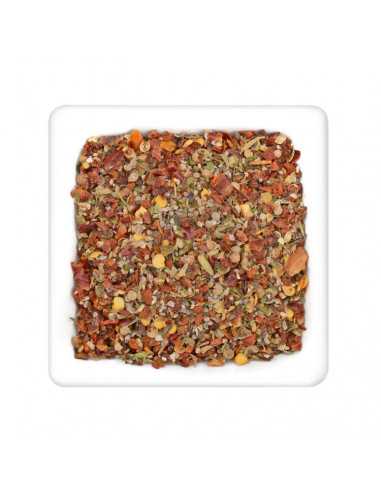 Quadratischer Teller mit grober Gewürzmischung aus roten, gelben und grünen Kräuter- und Gemüsestückchen