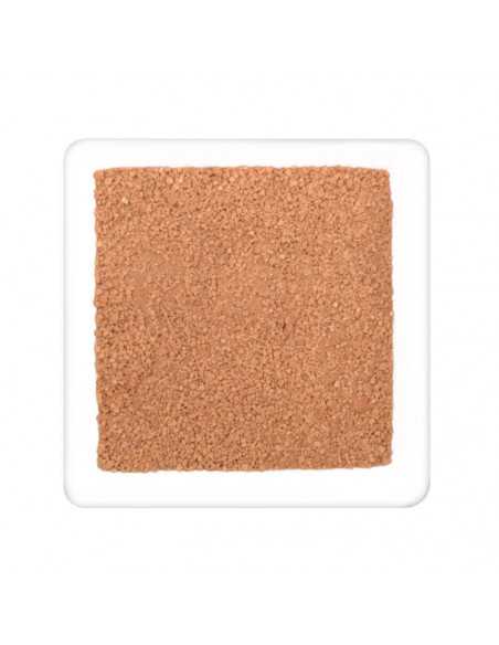 Quadratischer Teller mit feinkörnigem, hellbraunem Gewürzzucker