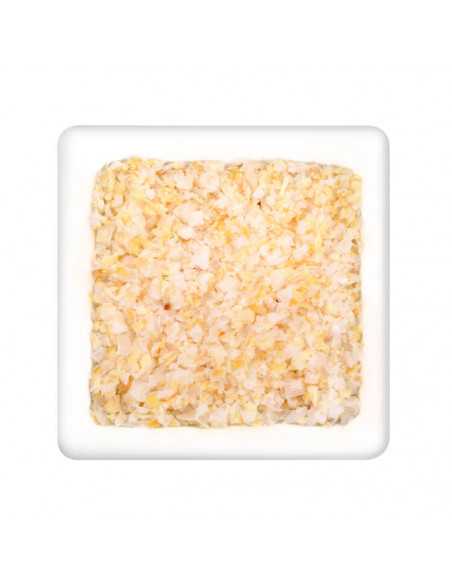 Quadratischer Teller mit feiner Mischung aus hellgelben Zwiebelstückchen und Salzflocken