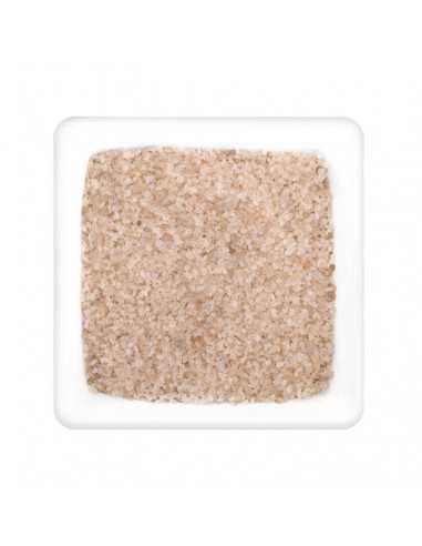 Quadratischer Teller mit mittelgrobem, beige-braunem Rauchsalz