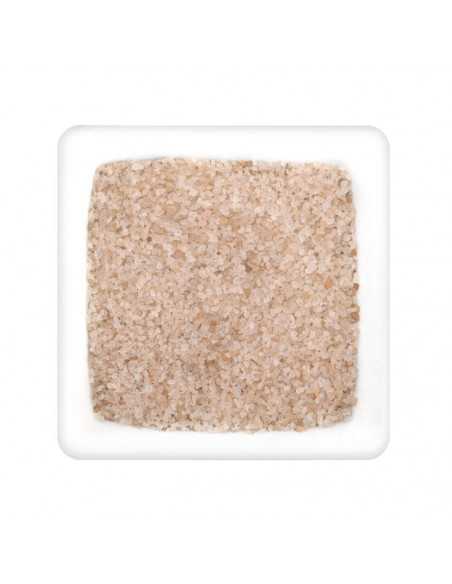 Quadratischer Teller mit mittelgrobem, beige-braunem Rauchsalz