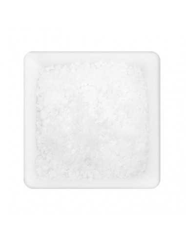 Quadratischer Teller mit weißem, feinkristallinem Meersalz
