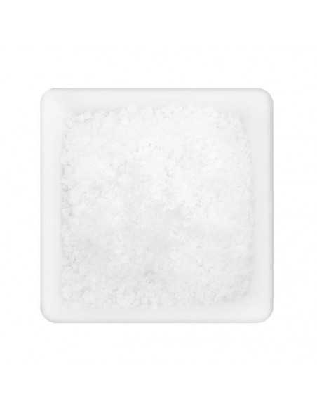 Quadratischer Teller mit weißem, feinkristallinem Meersalz