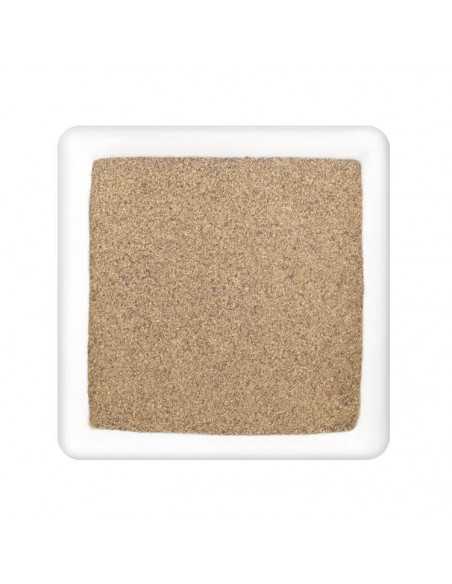 Quadratische weiße Schale, gefüllt mit fein gemahlenem, hellbraunem Pfefferpulver.