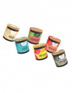 Sechs bunte Bio-Pappdosen aus dem Salz- und Gewürzsortiment in Gruppenanordnung