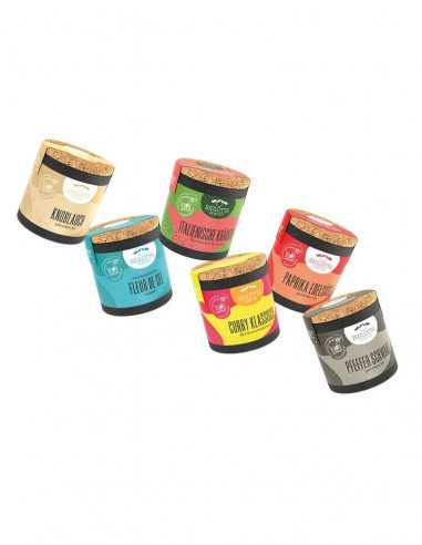 Sechs bunte Bio-Pappdosen aus dem Salz- und Gewürzsortiment in Gruppenanordnung