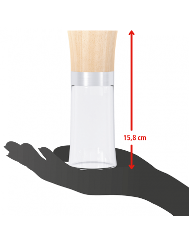 Eine Gewürzmühle mit Holzdeckel steht auf einer ausgestreckten Handfläche. Daneben ein Pfeil mit der Höhenangabe „15,8 cm“.