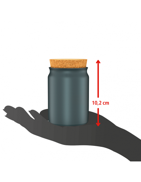 Eine schwarzer Keramiktopf mit Korkdeckel steht auf einer Handfläche. Daneben ein Pfeil mit der Höhenangabe „10,2 cm“.