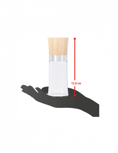 Eine Gewürzmühle mit Holzdeckel steht auf einer ausgestreckten Handfläche. Daneben ein Pfeil mit der Höhenangabe „15,8 cm“.