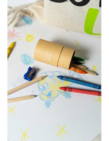 Offene Biolotta-Pappdose mit bunten Stiften auf bemaltem Blatt, daneben Anspitzer und Zeichnung in Gelb und Blau