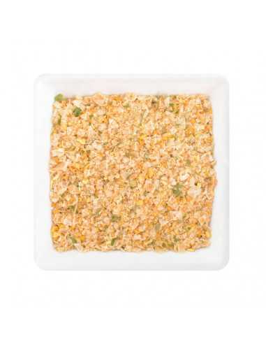 Quadratischer weißer Teller mit grobem, gemischtem Brotzeitsalz in hellen und grünen Tönen.