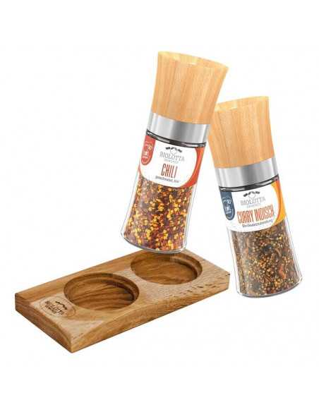 Zwei Mühlen: links rotes Etikett „CHILI“, rechts orangefarbenes Etikett „CURRY INDISCH“, mit Holzbrett.