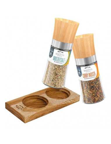 Zwei Mühlen: links rotes Etikett „Brotzeitsalz“, rechts orangefarbenes Etikett „CURRY INDISCH“, mit Holzbrett.