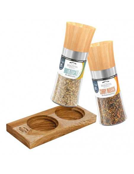 Zwei Mühlen: links rotes Etikett „Brotzeitsalz“, rechts orangefarbenes Etikett „CURRY INDISCH“, mit Holzbrett.